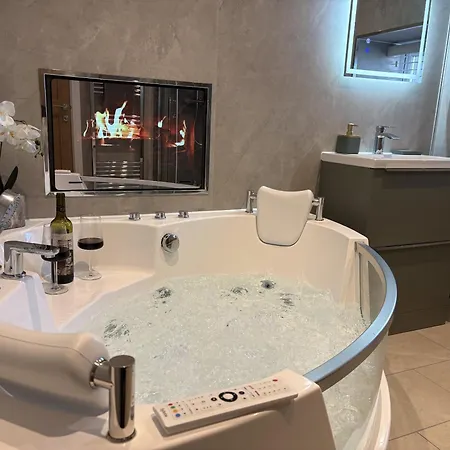 Tranquil Contemporary With Luxurious Jacuzzi בית נופש