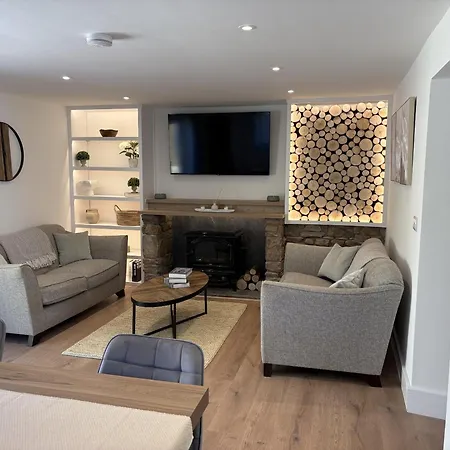 Tranquil Contemporary With Luxurious Jacuzzi Brigham (Cumbria)