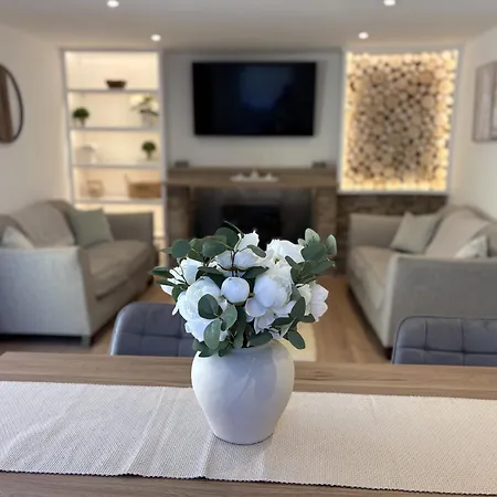Tranquil Contemporary With Luxurious Jacuzzi בית נופש