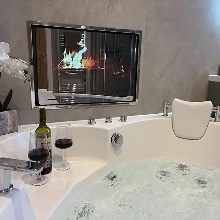 Tranquil Contemporary With Luxurious Jacuzzi בית נופש