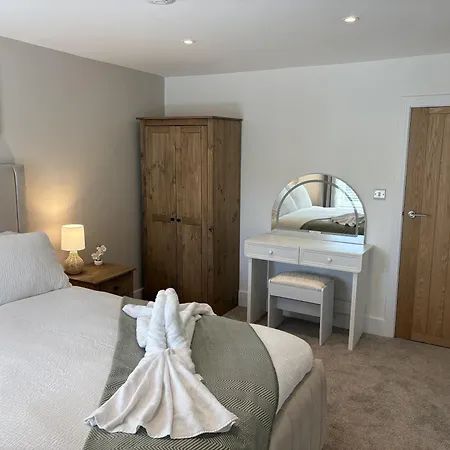 Tranquil Contemporary With Luxurious Jacuzzi *